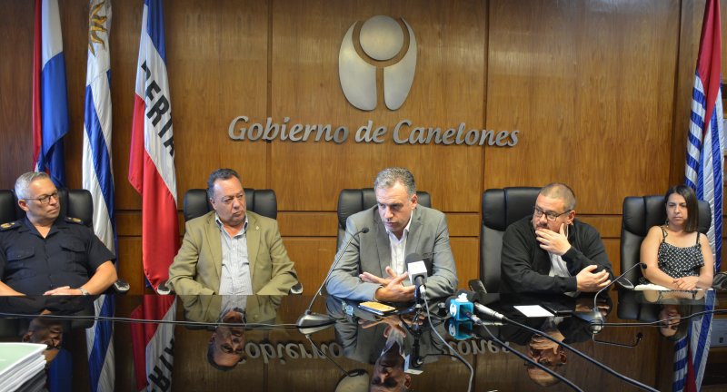  De izquierda a derecha: Jefe comisario de Bomberos Canelones, Roosvelt Ronald, Director del Sistema Nacional de Emergencias (SINAE), Cnel. (R) Sergio Rico, Intendente de Canelones, Prof. Yamandú Orsi, Coordinador de CECOED Canelones, Leonardo Herou, y Directora del Instituo de Estudios Estratégicos Canario, Lic. Leticia Mazzini, en la presentación del Plan de Gestión Integral de Riesgo 2022-2025 de Canelones.