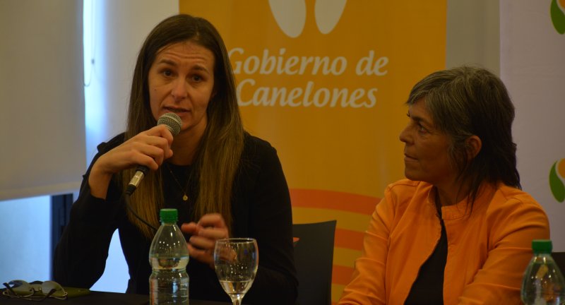 De izquierda a derecha: Subdirectora de Administración, Mariana Anza, y Pro Secretaria General, Silvana Nieves, en el lanzamiento de la línea gratuita de atención telefónica ante emergencias climáticas De izquierda a derecha: Subdirectora de Administración, Mariana Anza, y Pro Secretaria General, Silvana Nieves, en el lanzamiento de la línea gratuita de atención telefónica ante emergencias climáticas