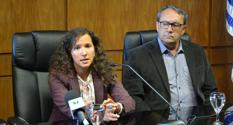De izquierda a derecha: Representante de la Organización Internacional de las Migraciones (OIM), Tanja Pacífico, y Director de Derechos Humanos, Carlos Garolla De izquierda a derecha: Representante de la Organización Internacional de las Migraciones (OIM), Tanja Pacífico, y Director de Derechos Humanos, Carlos Garolla