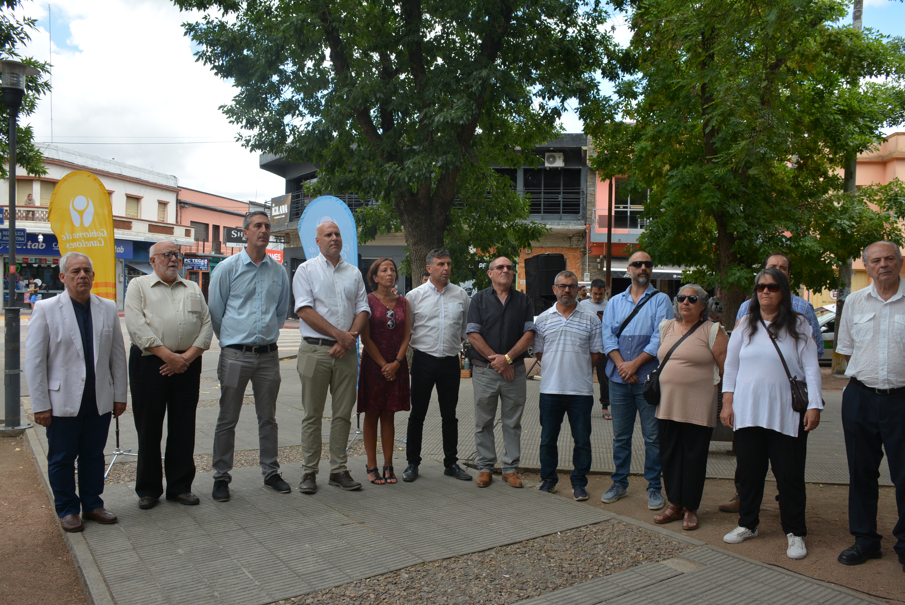 De izq. a der.: Director de Turismo, Horacio Yanes, el Presidente de la Junta Departamental de Canelones, Juan Ripoll, el Alcalde de Santa Lucía, Leonardo Mollo, el Secretario General del Gobierno de Canelones, Francisco Legnani, la Directora de Recursos Financieros, Laura Tabárez, el Director de Secretaría de Desarrollo Local y Participación, y concejales y concejalas de Santa Lucía, en la celebración del 240° aniversario de dicha ciudad. De izq. a der.: Director de Turismo, Horacio Yanes, el Presidente de la Junta Departamental de Canelones, Juan Ripoll, el Alcalde de Santa Lucía, Leonardo Mollo, el Secretario General del Gobierno de Canelones, Francisco Legnani, la Directora de Recursos Financieros, Laura Tabárez, el Director de Secretaría de Desarrollo Local y Participación, y concejales y concejalas de Santa Lucía, en la celebración del 240° aniversario de dicha ciudad.