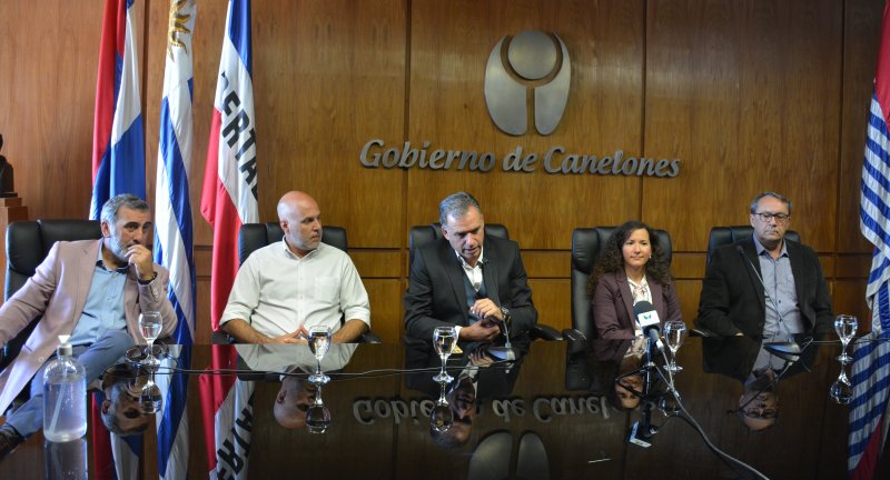 De izquierda a derecha: Director de Relaciones Internacionales y Gobierno Abierto, Edison Lanza, Secretario General, Francisco Legnani, Intendente de Canelones, Yamandú Orsi, Representante de la Organización Internacional de las Migraciones (OIM), Tanja Pacífico,y Director de Derechos Humanos, Carlos Garolla De izquierda a derecha: Director de Relaciones Internacionales y Gobierno Abierto, Edison Lanza, Secretario General, Francisco Legnani, Intendente de Canelones, Yamandú Orsi, Representante de la Organización Internacional de las Migraciones (OIM), Tanja Pacífico,y Director de Derechos Humanos, Carlos Garolla
