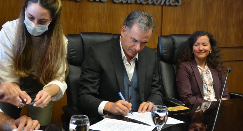 De izquierda a derecha: Intendente de Canelones, Yamandú Orsi, y Representante de la Organización Internacional de las Migraciones (OIM), Tanja Pacífico, en la firma de un acuerdo de cooperación técnica entre Gobierno de Canelones y OIM De izquierda a derecha: Intendente de Canelones, Yamandú Orsi, y Representante de la Organización Internacional de las Migraciones (OIM), Tanja Pacífico, en la firma de un acuerdo de cooperación técnica entre Gobierno de Canelones y OIM