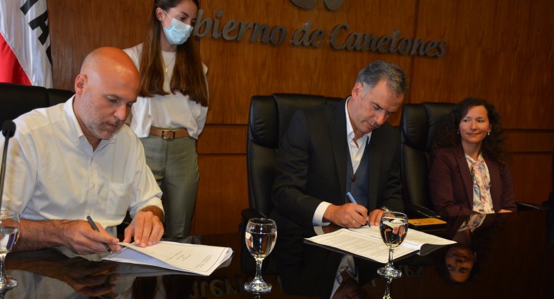 De izquierda a derecha: Secretario General, Francisco Legnani, Intendente de Canelones, Yamandú Orsi, Representante de la Organización Internacional de las Migraciones (OIM), Tanja Pacífico, en la firma de un acuerdo de cooperación técnica De izquierda a derecha: Secretario General, Francisco Legnani, Intendente de Canelones, Yamandú Orsi, Representante de la Organización Internacional de las Migraciones (OIM), Tanja Pacífico, en la firma de un acuerdo de cooperación técnica
