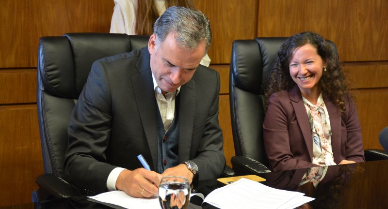 De izquierda a derecha: Secretario General, Francisco Legnani, Intendente de Canelones, Yamandú Orsi, Representante de la Organización Internacional de las Migraciones (OIM), Tanja Pacífico, en la firma de un acuerdo de cooperación técnica De izquierda a derecha: Secretario General, Francisco Legnani, Intendente de Canelones, Yamandú Orsi, Representante de la Organización Internacional de las Migraciones (OIM), Tanja Pacífico, en la firma de un acuerdo de cooperación técnica