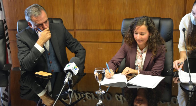 De izquierda a derecha: Secretario General, Francisco Legnani, Intendente de Canelones, Yamandú Orsi, Representante de la Organización Internacional de las Migraciones (OIM), Tanja Pacífico, en la firma de un acuerdo de cooperación técnica De izquierda a derecha: Secretario General, Francisco Legnani, Intendente de Canelones, Yamandú Orsi, Representante de la Organización Internacional de las Migraciones (OIM), Tanja Pacífico, en la firma de un acuerdo de cooperación técnica