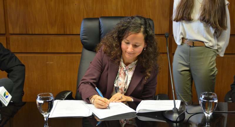 Representante de la Organización Internacional de las Migraciones (OIM), Tanja Pacífico, en la firma de un acuerdo de cooperación técnica Representante de la Organización Internacional de las Migraciones (OIM), Tanja Pacífico, en la firma de un acuerdo de cooperación técnica