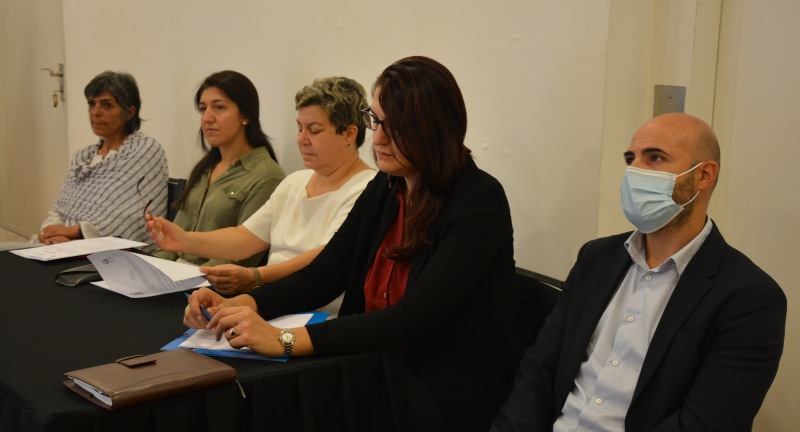 Pro Secretaria General de la Intendencia de Canelones, Silvana Nieves, junto a encargados del tribunal del sorteo Oficinista II en la Intendencia de Canelones. Pro Secretaria General de la Intendencia de Canelones, Silvana Nieves, junto a encargados del tribunal del sorteo Oficinista II en la Intendencia de Canelones.