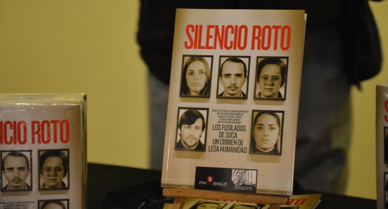 Ejemplar de del libro Silencio roto, durante su presentación en el Complejo Cultural Politeama Ejemplar del libro Silencio roto, durante su presentación en el Complejo Cultural Politeama