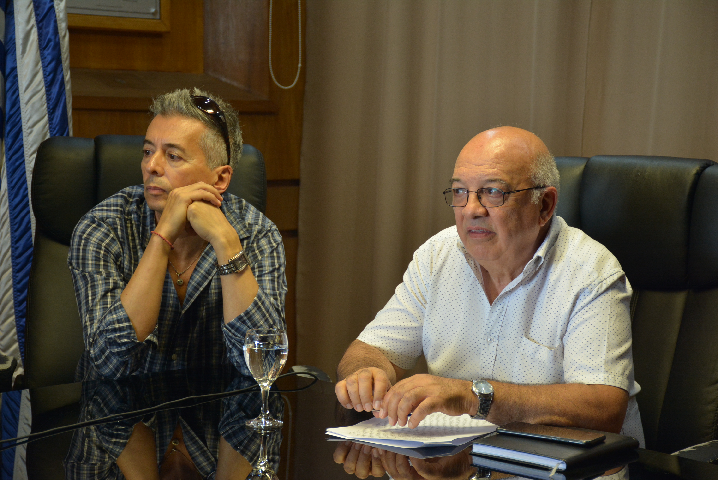 Director del Conservatorio Departamental de Música de Canelones, Luis Pérez Aquino, y el Vicepresidente de ACADEM, Antonio Dátole, en la firma de convenio entre la Intendencia de Canelones y la Asociación de Músicos de Canelones. Director del Conservatorio Departamental de Música de Canelones, Luis Pérez Aquino, y el Vicepresidente de ACADEM, Antonio Dátole, en la firma de convenio entre la Intendencia de Canelones y la Asociación de Músicos de Canelones.