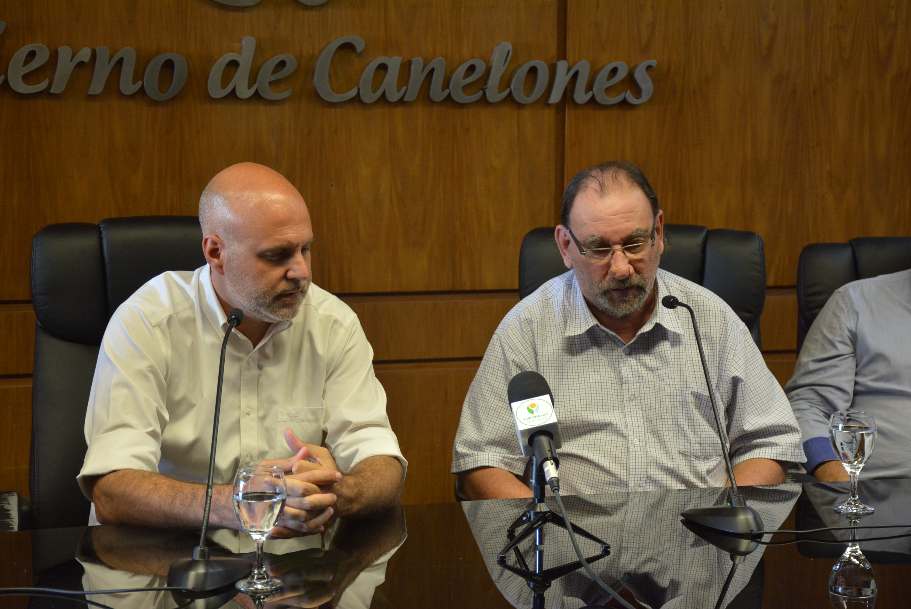Secretario General del Gobierno de Canelones, Dr. Esc. Francisco Legnani, Presidente de ACADEM, Tabaré Petronio, en la firma de convenio entre la Intendencia de Canelones y la Asociación de Músicos de Canelones. Secretario General del Gobierno de Canelones, Dr. Esc. Francisco Legnani, Presidente de ACADEM, Tabaré Petronio, en la firma de convenio entre la Intendencia de Canelones y la Asociación de Músicos de Canelones.