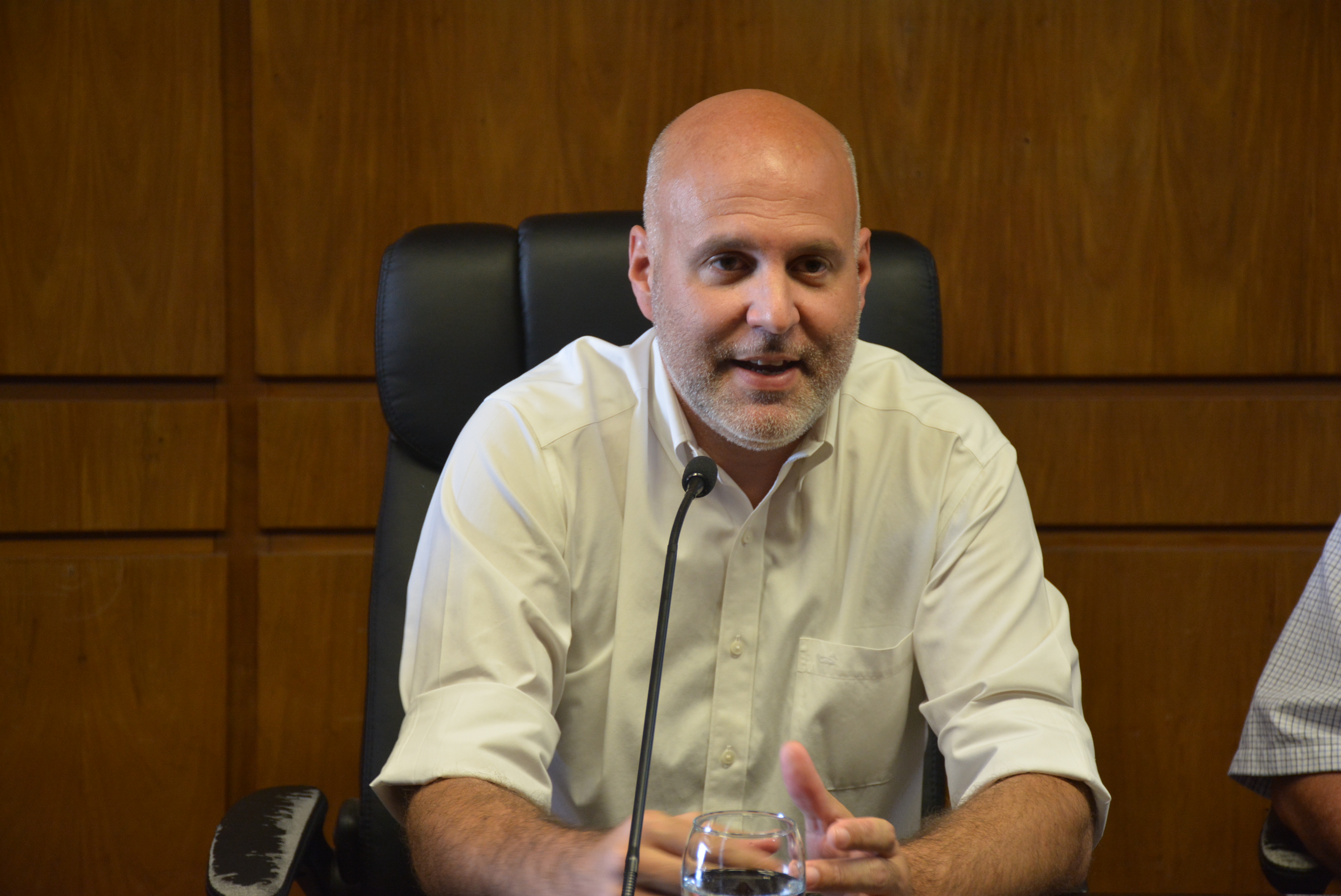 Secretario General del Gobierno de Canelones, Dr. Esc. Francisco Legnani, en la firma de convenio entre la Intendencia de Canelones y la Asociación de Músicos de Canelones. Secretario General del Gobierno de Canelones, Dr. Esc. Francisco Legnani, en la firma de convenio entre la Intendencia de Canelones y la Asociación de Músicos de Canelones.