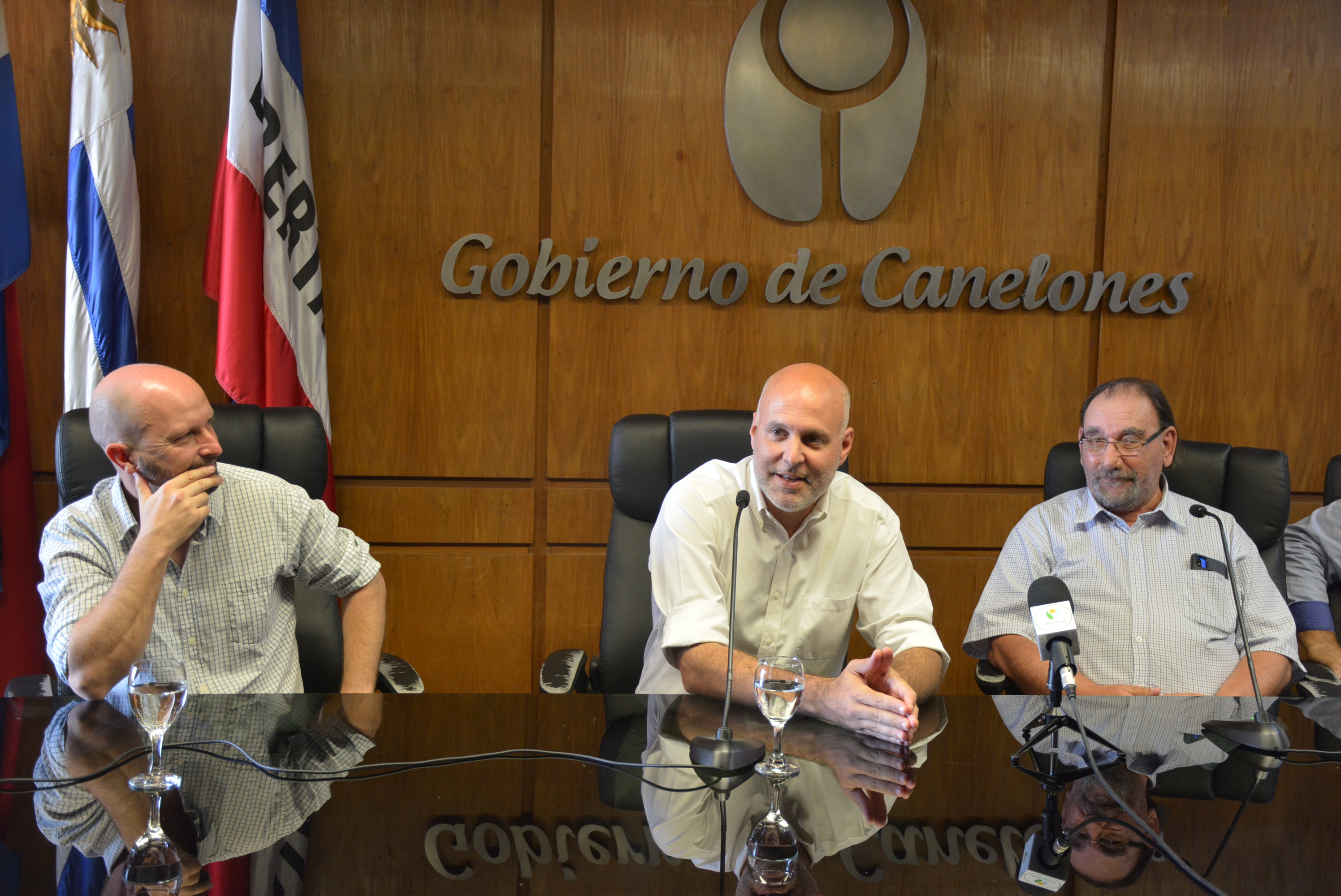 Director General de Cultura, Sergio Machín, Secretario General del Gobierno de Canelones, Dr. Esc. Francisco Legnani, Presidente de ACADEM, Tabaré Petronio, en la firma de convenio entre la Intendencia de Canelones y la Asociación de Músicos de Canelones Director General de Cultura, Sergio Machín, Secretario General del Gobierno de Canelones, Dr. Esc. Francisco Legnani, Presidente de ACADEM, Tabaré Petronio, en la firma de convenio entre la Intendencia de Canelones y la Asociación de Músicos de Canelones.