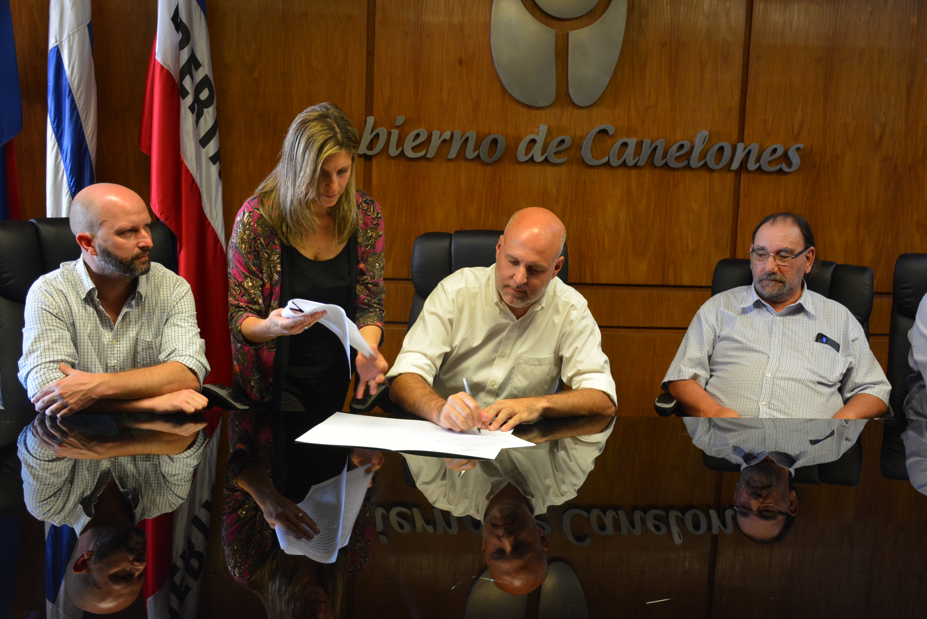 Director General de Cultura, Sergio Machín, Secretario General del Gobierno de Canelones, Dr. Esc. Francisco Legnani, Presidente de ACADEM, Tabaré Petronio, en la firma de convenio entre la Intendencia de Canelones y la Asociación de Músicos de Canelones Director General de Cultura, Sergio Machín, Secretario General del Gobierno de Canelones, Dr. Esc. Francisco Legnani, Presidente de ACADEM, Tabaré Petronio, en la firma de convenio entre la Intendencia de Canelones y la Asociación de Músicos de Canelones