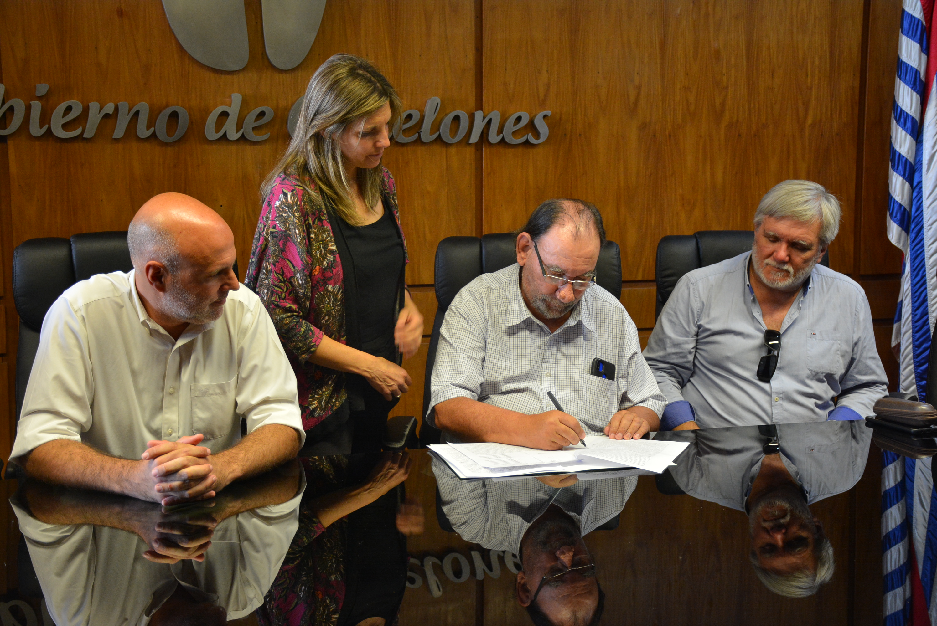 Secretario General del Gobierno de Canelones, Dr. Esc. Francisco Legnani, Presidente de ACADEM, Tabaré Petronio, Secretario de ACADEM, Alfredo Fernández, en la firma de convenio entre la Intendencia de Canelones y la Asociación de Músicos de Canelones. Secretario General del Gobierno de Canelones, Dr. Esc. Francisco Legnani, Presidente de ACADEM, Tabaré Petronio, Secretario de ACADEM, Alfredo Fernández, en la firma de convenio entre la Intendencia de Canelones y la Asociación de Músicos de Canelones.