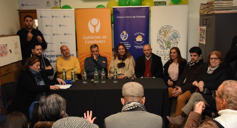 Autoridades nacionales, departamentales y locales en la firma de de contrato de construcción de las obras de mejoramiento de barrio en Nueva Esperanza, Solymar Norte Autoridades nacionales, departamentales y locales en la firma de de contrato de construcción de las obras de mejoramiento de barrio en Nueva Esperanza, Solymar Norte