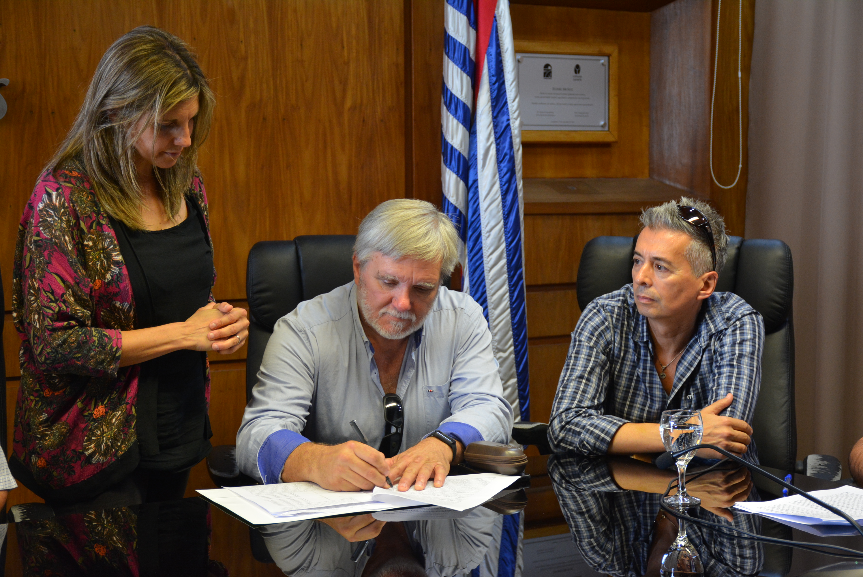 Secretario de ACADEM, Alfredo Fernández, y el Director del Conservatorio Departamental de Música de Canelones, Luis Pérez Aquino, en la firma de convenio entre la Intendencia de Canelones y la Asociación de Músicos de Canelones. Secretario de ACADEM, Alfredo Fernández, y el Director del Conservatorio Departamental de Música de Canelones, Luis Pérez Aquino, en la firma de convenio entre la Intendencia de Canelones y la Asociación de Músicos de Canelones.