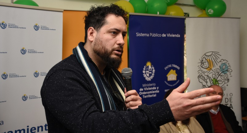 El Director General de la Agencia de Vivienda y Convivencia Ciudadana, Rodrigo Amengual, en la firma de de contrato de construcción de las obras de mejoramiento de barrio en Nueva Esperanza, Solymar Norte El Director General de la Agencia de Vivienda y Convivencia Ciudadana, Rodrigo Amengual, en la firma de de contrato de construcción de las obras de mejoramiento de barrio en Nueva Esperanza, Solymar Norte