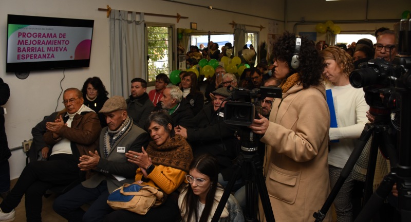 Autoridades, vecinos y vecinas en la firma de contrato de construcción de las obras de mejoramiento de barrio en Nueva Esperanza, Solymar Norte