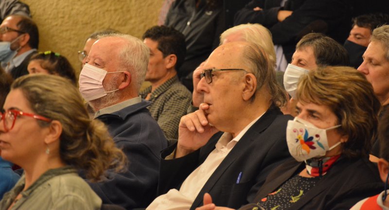 Ex intendente de Canelones, Marcos Carámbula, y Elena Pareja, en la presentación del libro Silencio roto en el Complejo Cultural Politeama Ex intendente de Canelones, Marcos Carámbula, y Elena Pareja, en la presentación del libro Silencio roto en el Complejo Cultural Politeama