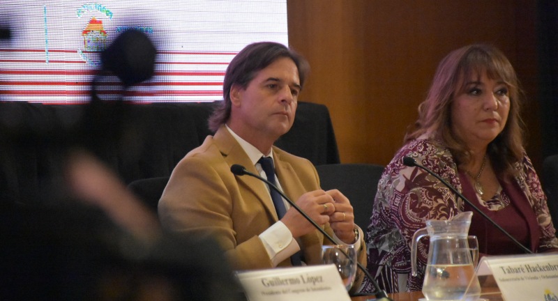 Presidente Luis Lacalle Pou junto a Ministra de Vivienda, Irene Moreira, en la presentación del programa de asentamientos AVANZAR Presidente Luis Lacalle Pou junto a Ministra de Vivienda, Irene Moreira, en la presentación del programa de asentamientos AVANZAR