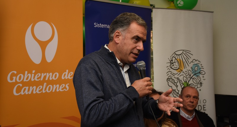 El Intendente de Canelones, Yamandú Orsi, en la firma de de contrato de construcción de las obras de mejoramiento de barrio en Nueva Esperanza, Solymar Norte El Intendente de Canelones, Yamandú Orsi, en la firma de de contrato de construcción de las obras de mejoramiento de barrio en Nueva Esperanza, Solymar Norte