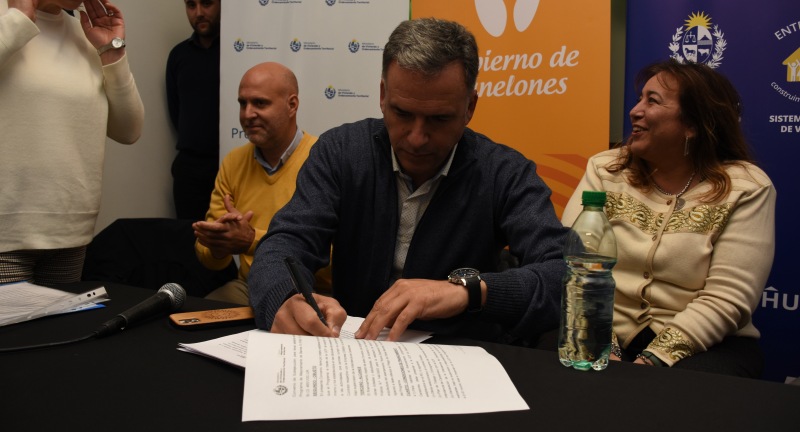 El Intendente de Canelones, Yamandú Orsi, en la firma de de contrato de construcción de las obras de mejoramiento de barrio en Nueva Esperanza, Solymar Norte