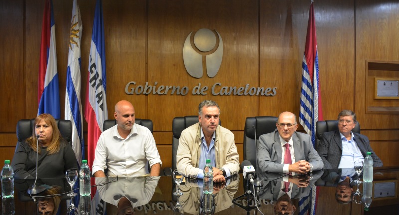 De izquierda a derecha: Directora de Salud, Aracelis Delgado, Secretario General, Francisco Legnani, Intendente de Canelones, Yamandú Orsi, Presidente de Casmu, Raúl Rodríguez, Secretario General de Casmu, Juan José Areosa en la firma de convenio entre Gobierno de Canelones y Casmu para desarrollar políticas de prevención del cáncer de mama. De izquierda a derecha: Directora de Salud, Aracelis Delgado, Secretario General, Francisco Legnani, Intendente de Canelones, Yamandú Orsi, Presidente de Casmu, Raúl Rodríguez, Secretario General de Casmu, Juan José Areosa en la firma de convenio entre Gobierno de Canelones y Casmu para desarrollar políticas de prevención del cáncer de mama.