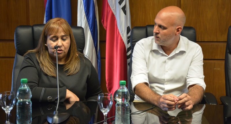 Directora de Salud, Aracelis Delgado, y Secretario General, Francisco Legnani,en la firma de convenio entre Gobierno de Canelones y Casmu para desarrollar políticas de prevención del cáncer de mama. Directora de Salud, Aracelis Delgado, y Secretario General, Francisco Legnani, en la firma de convenio entre Gobierno de Canelones y Casmu para desarrollar políticas de prevención del cáncer de mama.