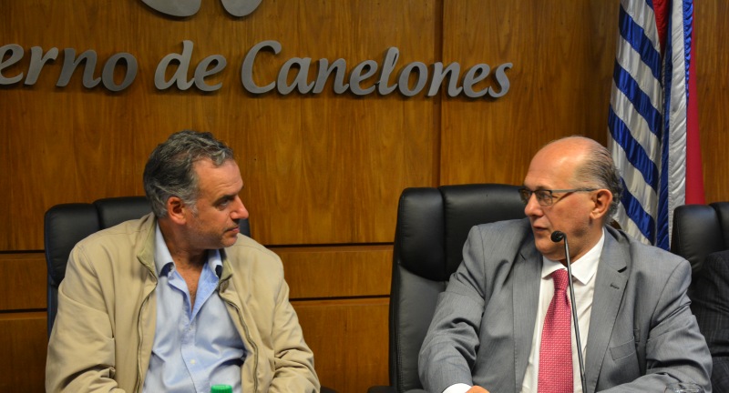 Intendente de Canelones, Yamandú Orsi, y Presidente de Casmu, Raúl Rodríguez, en la firma de convenio entre Gobierno de Canelones y Casmu para desarrollar políticas de prevención del cáncer de mama. Intendente de Canelones, Yamandú Orsi, y Presidente de Casmu, Raúl Rodríguez, en la firma de convenio entre Gobierno de Canelones y Casmu para desarrollar políticas de prevención del cáncer de mama.