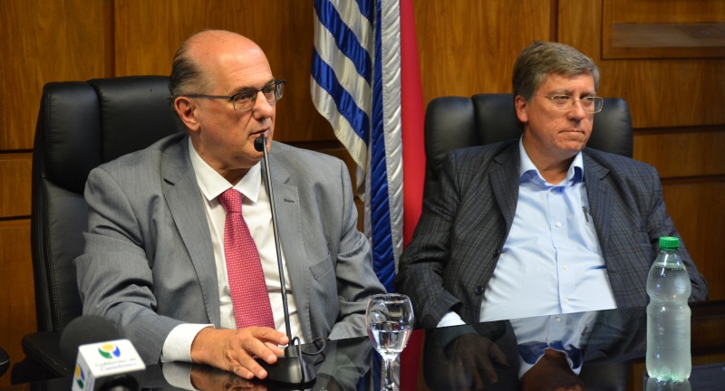 Presidente de Casmu, Raúl Rodríguez, y Secretario General de Casmu, Juan José Areosa, en la firma de convenio entre Gobierno de Canelones y Casmu para desarrollar políticas de prevención del cáncer de mama. Presidente de Casmu, Raúl Rodríguez, y Secretario General de Casmu, Juan José Areosa en la firma de convenio entre Gobierno de Canelones y Casmu para desarrollar políticas de prevención del cáncer de mama.