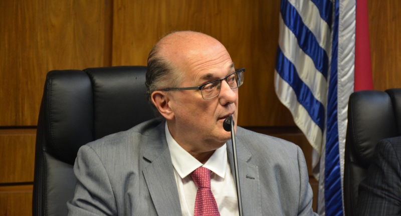Presidente de Casmu, Raúl Rodríguez, en la firma de convenio entre Gobierno de Canelones y Casmu para desarrollar políticas de prevención del cáncer de mama. Presidente de Casmu, Raúl Rodríguez, en la firma de convenio entre Gobierno de Canelones y Casmu para desarrollar políticas de prevención del cáncer de mama.
