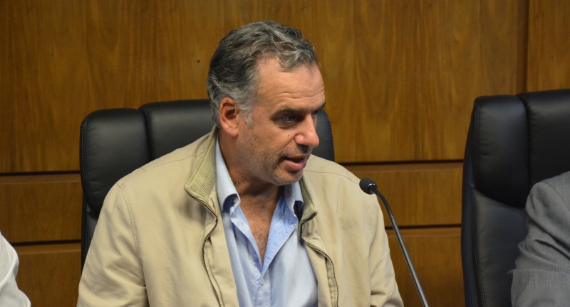 Intendente de Canelones, Yamandú Orsi, en la firma de convenio entre Gobierno de Canelones y Casmu para desarrollar políticas de prevención del cáncer de mama. Intendente de Canelones, Yamandú Orsi, en la firma de convenio entre Gobierno de Canelones y Casmu para desarrollar políticas de prevención del cáncer de mama.