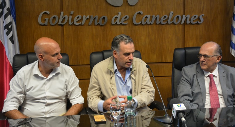 Secretario General, Francisco Legnani, Intendente de Canelones, Yamandú Orsi, Presidente de Casmu, Raúl Rodríguez, en la firma de convenio entre Gobierno de Canelones y Casmu para desarrollar políticas de prevención del cáncer de mama. Secretario General, Francisco Legnani, Intendente de Canelones, Yamandú Orsi, Presidente de Casmu, Raúl Rodríguez, en la firma de convenio entre Gobierno de Canelones y Casmu para desarrollar políticas de prevención del cáncer de mama.