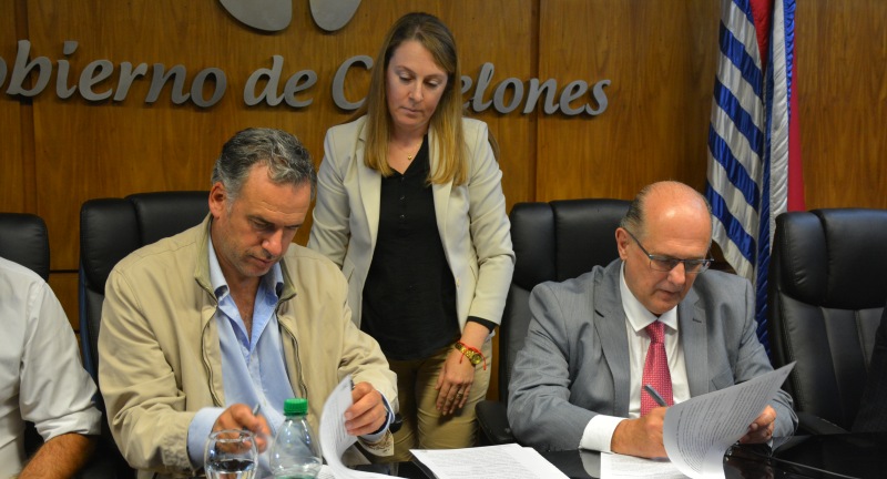 Intendente de Canelones, Yamandú Orsi, y Presidente de Casmu, Raúl Rodríguez, en la firma de convenio entre Gobierno de Canelones y Casmu para desarrollar políticas de prevención del cáncer de mama. Intendente de Canelones, Yamandú Orsi, y Presidente de Casmu, Raúl Rodríguez, en la firma de convenio entre Gobierno de Canelones y Casmu para desarrollar políticas de prevención del cáncer de mama.