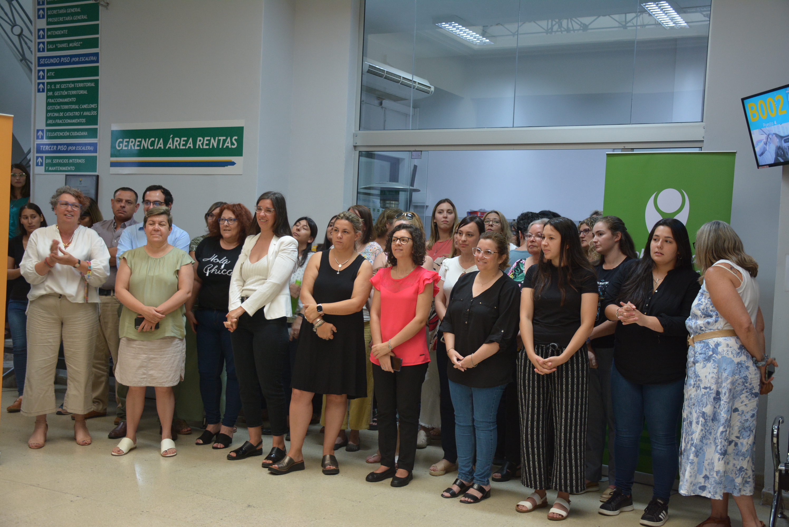 Funcionarios y funcionarias de la Intendencia en el saludo de fin de año realizado en el hall del Palacio Municipal Funcionarios y funcionarias de la Intendencia en el saludo de fin de año realizado en el hall del Palacio Municipal