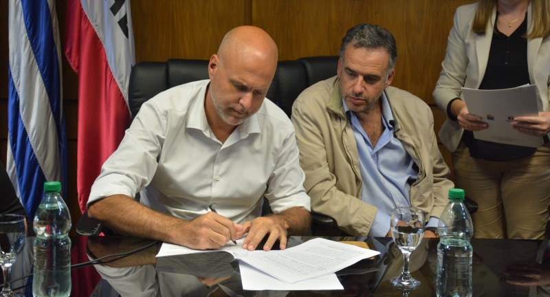 Secretario General, Francisco Legnani, e Intendente de Canelones, Yamandú Orsi, en la firma de convenio entre Gobierno de Canelones y Casmu para desarrollar políticas de prevención del cáncer de mama. Secretario General, Francisco Legnani, e Intendente de Canelones, Yamandú Orsi, en la firma de convenio entre Gobierno de Canelones y Casmu para desarrollar políticas de prevención del cáncer de mama.
