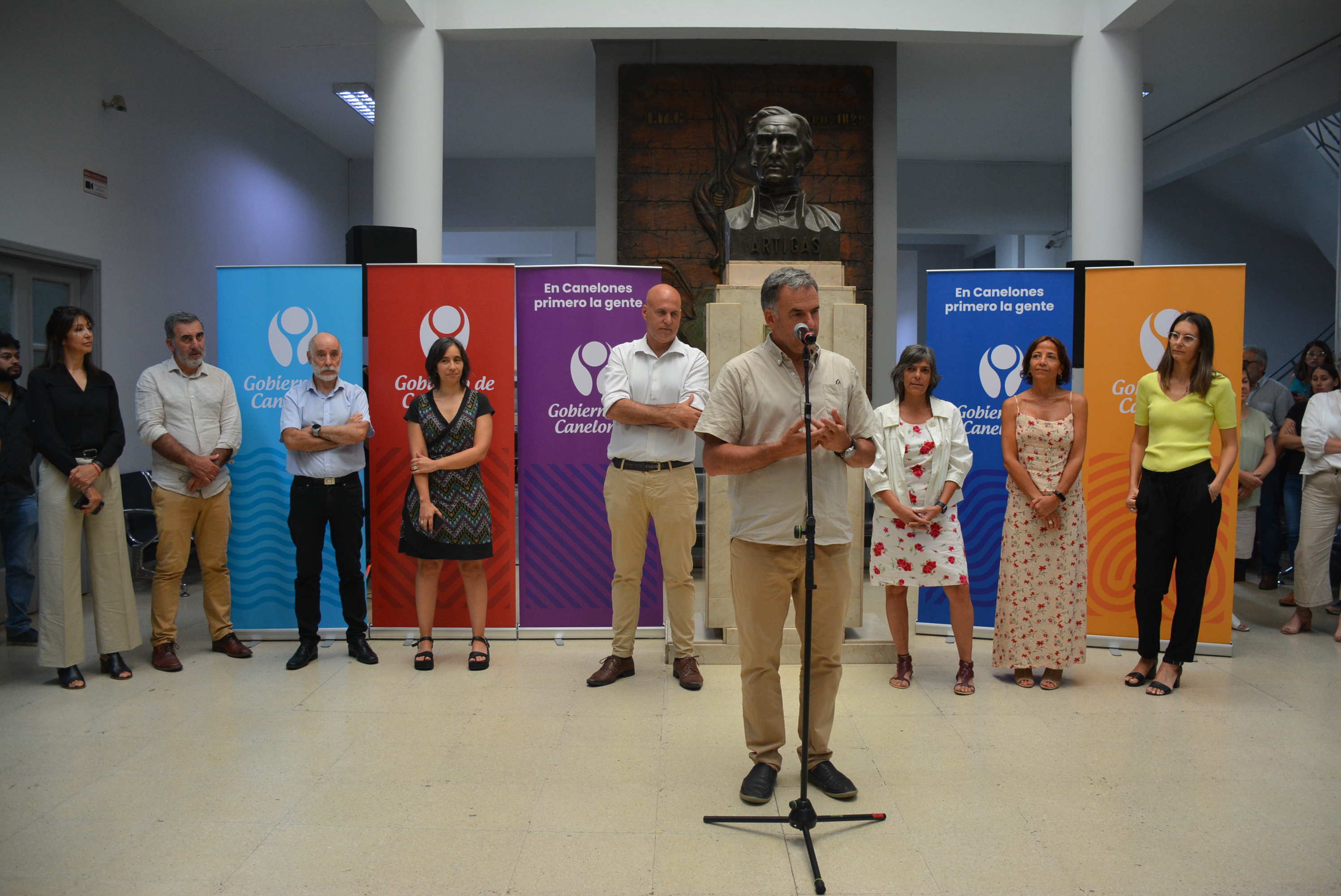El Intendente de Canelones, Prof. Yamandú Orsi, brindó un mensaje de cierre de año, junto a su equipo de gobierno en el hall del Palacio Municipal. El Intendente de Canelones, Prof. Yamandú Orsi, brindó un mensaje de cierre de año, junto a su equipo de gobierno en el hall del Palacio Municipal.
