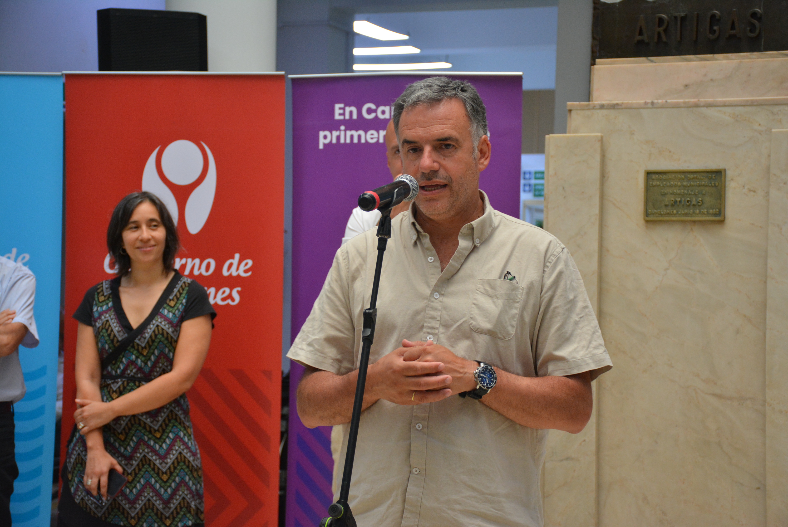 El Intendente de Canelones, Prof. Yamandú Orsi, brindó un mensaje de cierre de año, junto a su equipo de gobierno en el hall del Palacio Municipal. El Intendente de Canelones, Prof. Yamandú Orsi, brindó un mensaje de cierre de año, junto a su equipo de gobierno en el hall del Palacio Municipal.