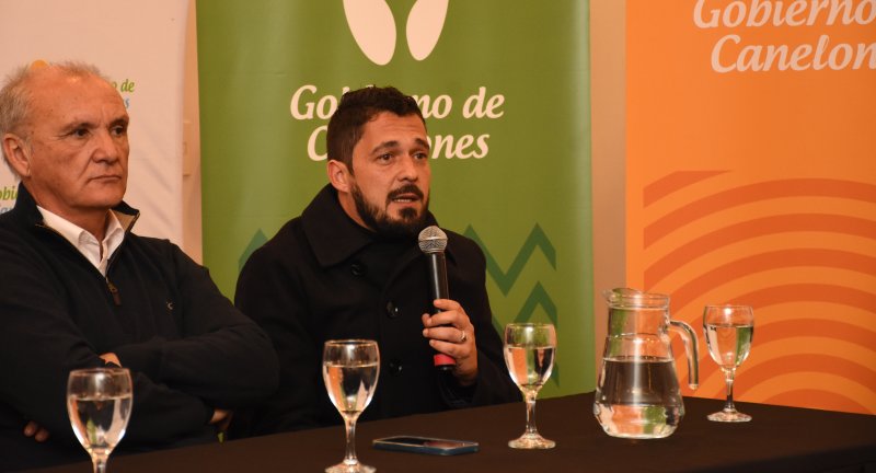 Richard Read, sindicalista, y el Director de Seguridad y Convivencia, Nicolás Guillenea, en el conversatorio La convivencia, perspectivas desde la educación y el trabajo, en la Sala Beto Satragni del Complejo Cultural Politeama.