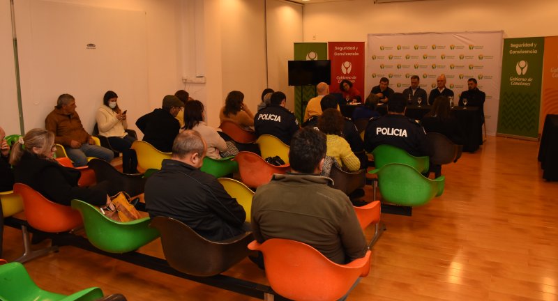 Se desarrolló el conversatorio La convivencia, perspectivas desde la educación y el trabajo, en la Sala Beto Satragni del Complejo Cultural Politeama. Se desarrolló el conversatorio La convivencia, perspectivas desde la educación y el trabajo, en la Sala Beto Satragni del Complejo Cultural Politeama.