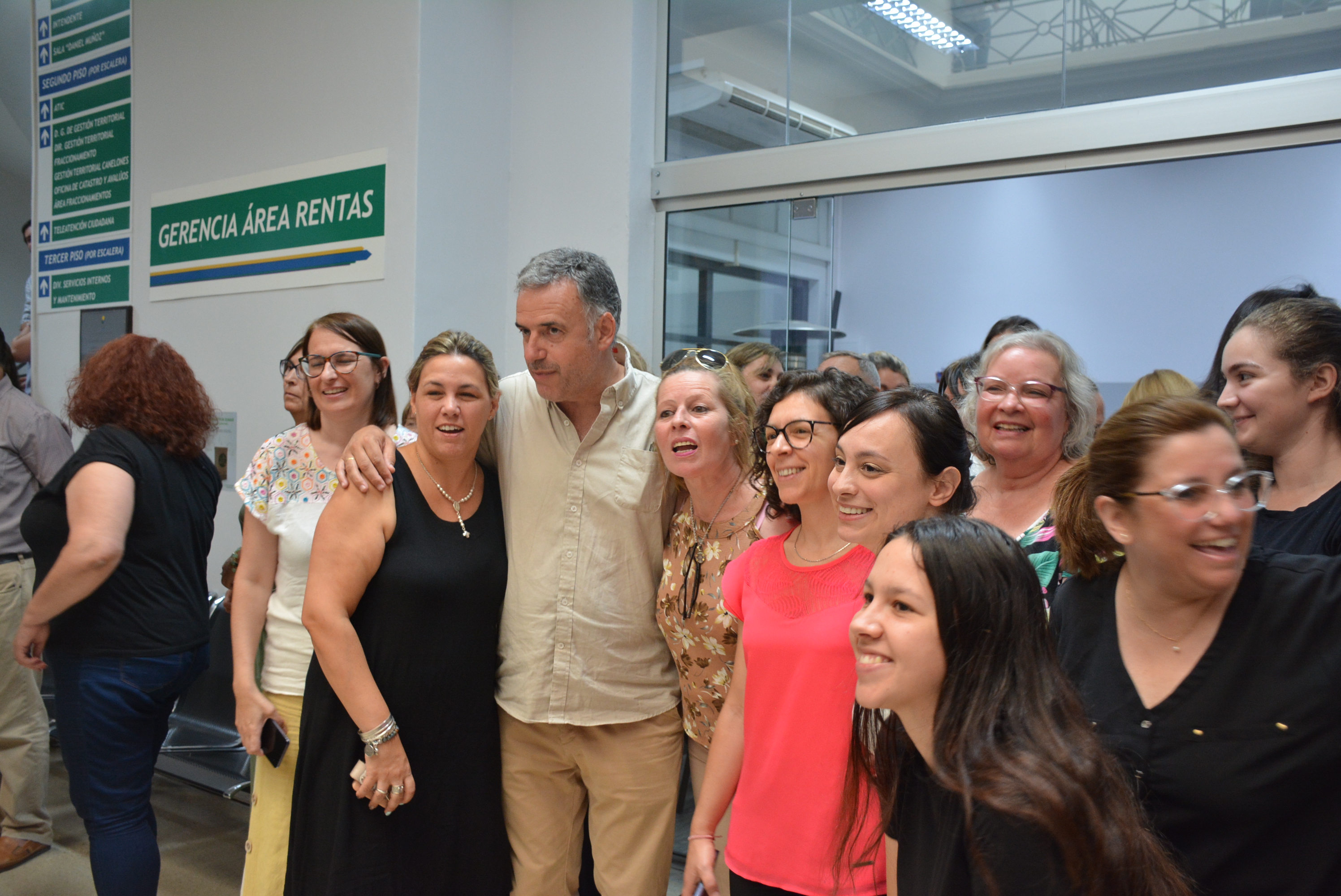 Intendente de Canelones, Prof. Yamandú Orsi, junto a funcionarias de la Intendencia Intendente de Canelones, Prof. Yamandú Orsi, junto a funcionarias de la Intendencia