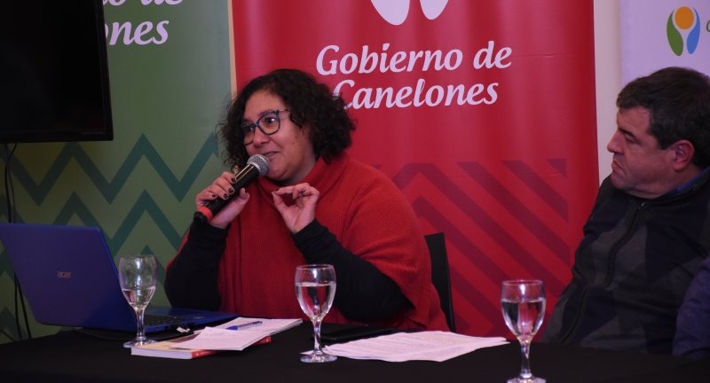 Mónica Franco, docente, y el Director de Educación y Trabajo, Jorge Repetto, en el conversatorio La convivencia, perspectivas desde la educación y el trabajo, en la Sala Beto Satragni del Complejo Cultural Politeama.