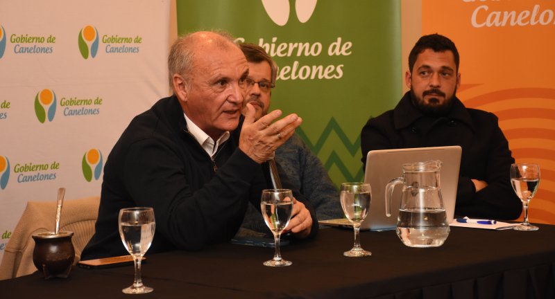 Richard Read, sindicalista, en  en el conversatorio La convivencia, perspectivas desde la educación y el trabajo, en la Sala Beto Satragni del Complejo Cultural Politeama.