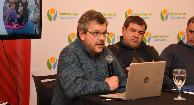 El sociólogo Gustavo Leal, en el conversatorio La convivencia, perspectivas desde la educación y el trabajo, en la Sala Beto Satragni del Complejo Cultural Politeama.