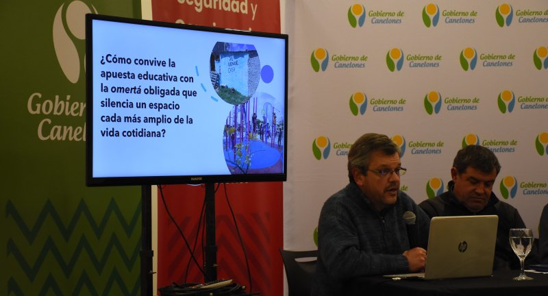 El sociólogo Gustavo Leal, en el conversatorio La convivencia, perspectivas desde la educación y el trabajo, en la Sala Beto Satragni del Complejo Cultural Politeama El sociólogo Gustavo Leal, en el conversatorio La convivencia, perspectivas desde la educación y el trabajo, en la Sala Beto Satragni del Complejo Cultural Politeama