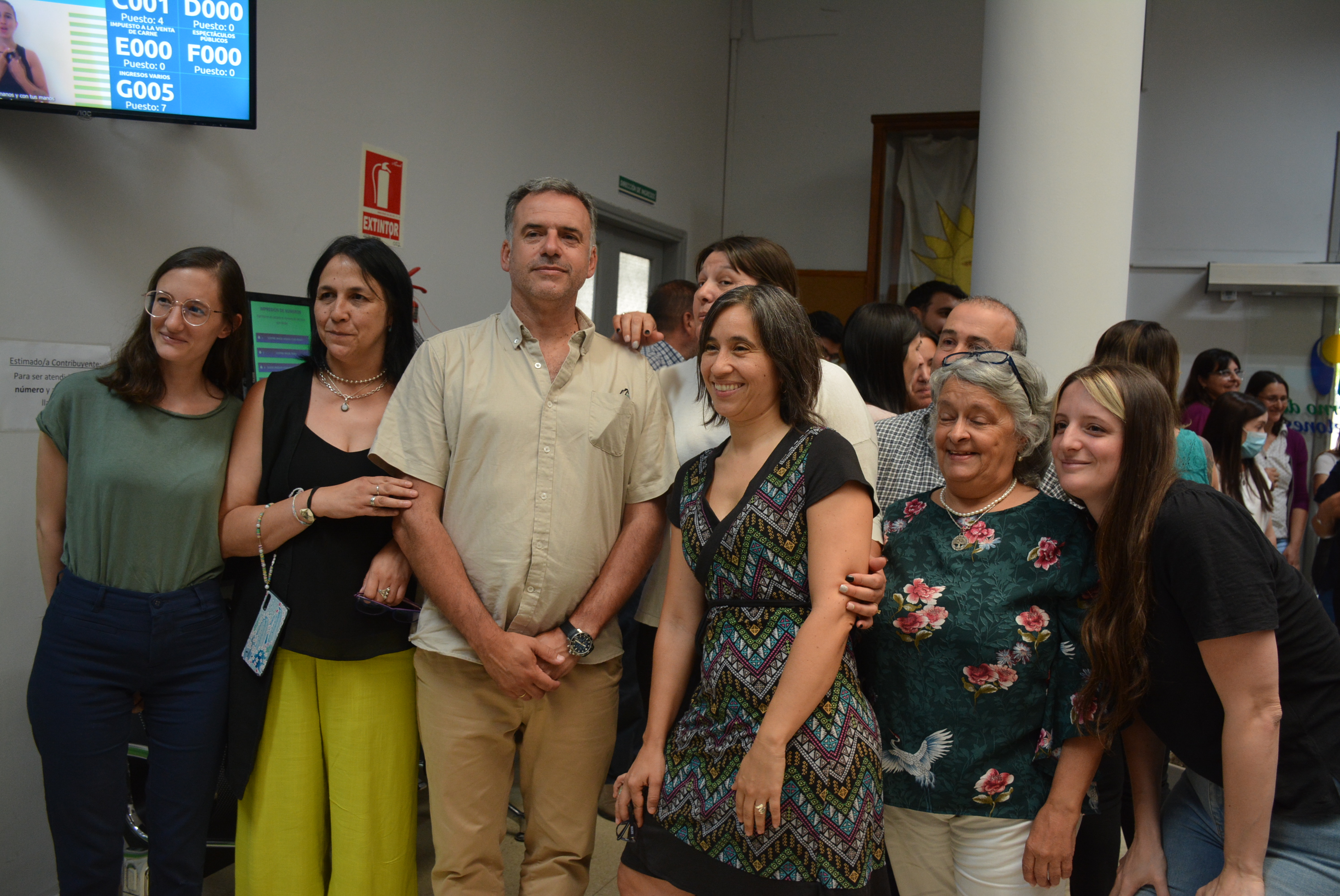 Intendente de Canelones, Prof. Yamandú Orsi, junto a funcionarias de la Intendencia Intendente de Canelones, Prof. Yamandú Orsi, junto a funcionarias de la Intendencia