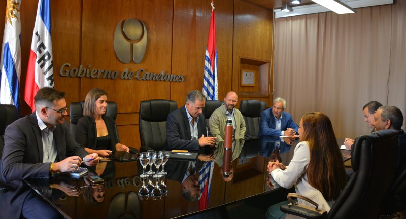 De izquierda a derecha: Integrante de la Secretaría de Relaciones Internacionales, Martín Clavijo, Coordinadora del Gabinete Productivo, Tania Yanes, Director General de Cultura, Sergio Machín, junto a la Embajadora de Cuba en Uruguay, Zulan Popa Danel y su equipo. De izquierda a derecha: Integrante de la Secretaría de Relaciones Internacionales, Martín Clavijo, Coordinadora del Gabinete Productivo, Tania Yanes, Intendente de Canelones, Yamandú Orsi, Director General de Cultura, Sergio Machín, junto a la Embajadora de Cuba en Uruguay, Zulan Popa Danel y su equipo.