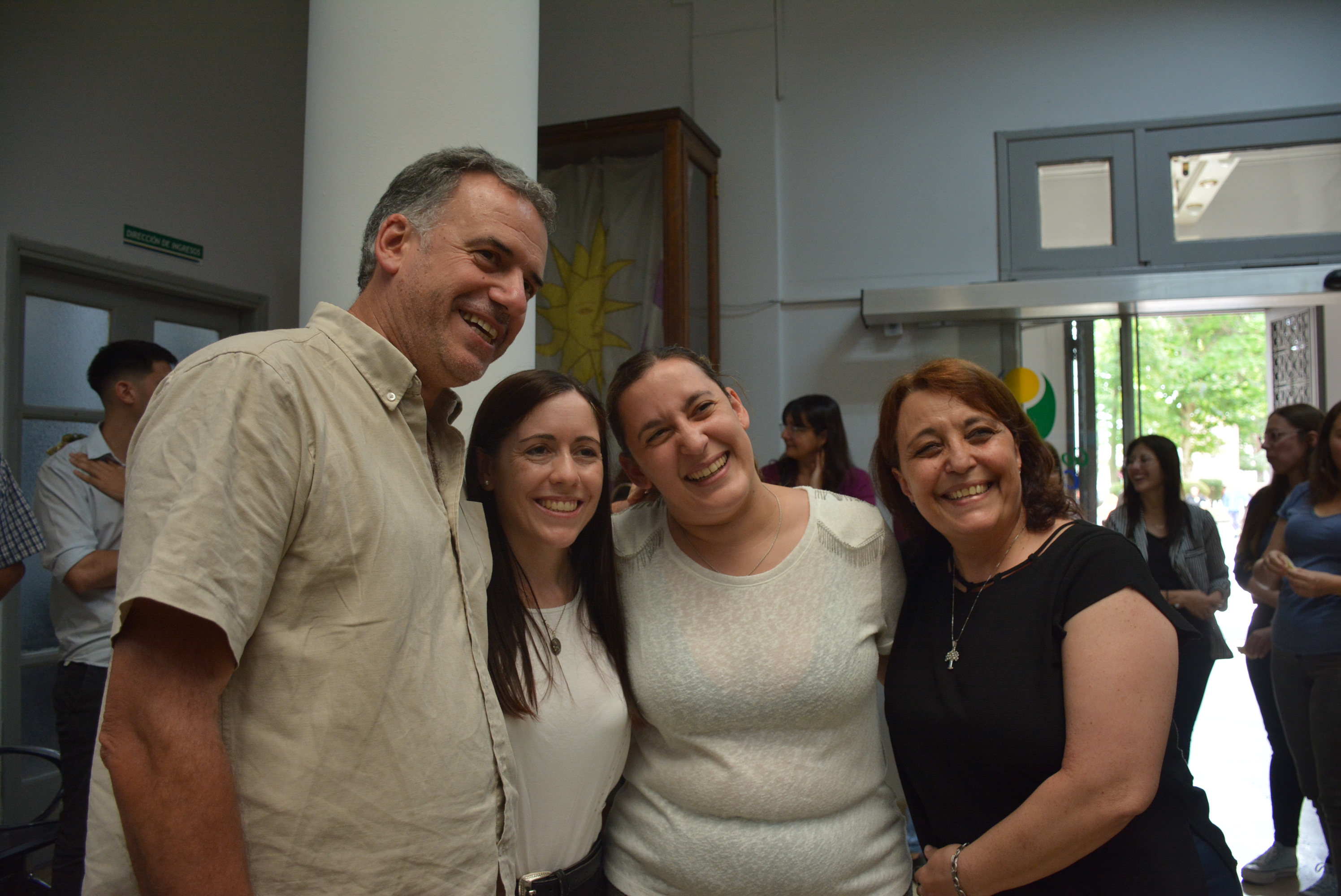 Intendente de Canelones, Prof. Yamandú Orsi, junto a funcionarias de la Intendencia Intendente de Canelones, Prof. Yamandú Orsi, junto a funcionarias de la Intendencia