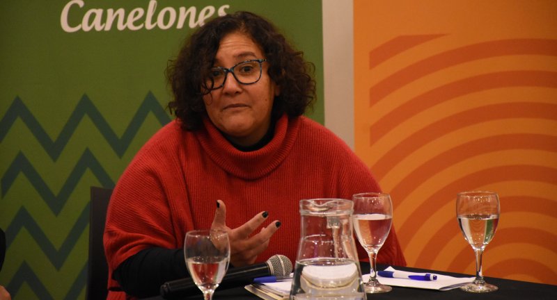 La docente Mónica Franco, en el conversatorio La convivencia, perspectivas desde la educación y el trabajo, en la Sala Beto Satragni del Complejo Cultural Politeama.