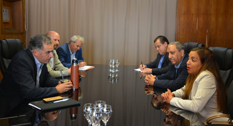 Intendente de Canelones, Yamandú Orsi, junto con la Embajadora de Cuba en Uruguay, Zulan Popa Danel y su equipo. Intendente de Canelones, Yamandú Orsi, junto con la Embajadora de Cuba en Uruguay, Zulan Popa Danel y su equipo.